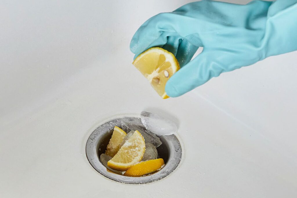 تمیز کردن سنگ روشویی با لیمو
